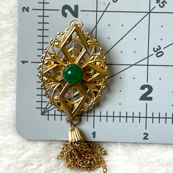 c1972 SARAH COV | Vtg | Peking Collection Green Glass Cabochon Bead Tassel Pin - Picture 9 of 12